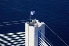 Δυτική Ελλάδα: Ο καιρός κατέβασε πρόωρα τη σημαία από τους πυλώνες της Γέφυρας...