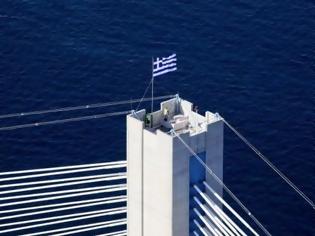 Φωτογραφία για Δυτική Ελλάδα: Ο καιρός κατέβασε πρόωρα τη σημαία από τους πυλώνες της Γέφυρας...