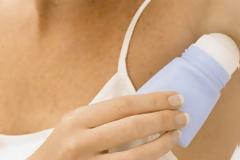 Ξεχάσατε να βάλετε αποσμητικό; Το κόλπο που θα σας σώσει...