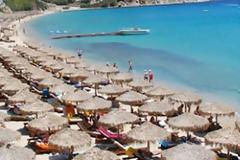 Δεν γίνονται αυτά -  Απόδειξη που σαρώνει! Δείτε πόσο κοστίζουν στη Μύκονο 3 ξαπλώστρες μια ομπρέλα και ένα νερό