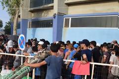 ΒΡΩΜΑ και δυσωδία στο Λιμάνι Μυτιλήνης - Η βιτρίνα της πόλης μας παραδόθηκε στους μετανάστες [photo+video]