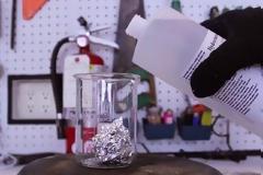 Έριξαν υδροχλωρικό οξύ σε αλουμινόχαρτο και δείτε τι συνέβη... [video]