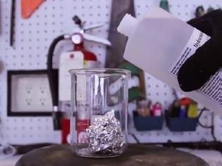 Φωτογραφία για Έριξαν υδροχλωρικό οξύ σε αλουμινόχαρτο και δείτε τι συνέβη... [video]