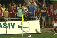 ΚΟΥΝΟΥΣΕ ΤΟ... ΣΤΗΘΟΣ ΤΗΣ ΣΤΟΝ ΕΚΤΕΛΕΣΤΗ ΤΟΥ ΚΟΡΝΕΡ! *ΒΙΝΤΕΟ*