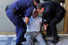 ΣΥΓΚΛΟΝΙΣΤΙΚΟ - Η κρυφή ιστορία πίσω από τον Έλληνα που ράγισε καρδιές [photo]