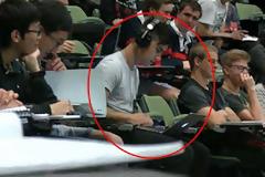 Έβλεπε «ακατάλληλη» ταινία μέσα στο αμφιθέατρο αλλά είχε ξεχάσει τον ήχο ανοιχτό... [video]