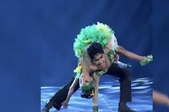 Κρατήστε το βλέμμα σας στην μικροσκοπική χορεύτρια. Στο 0:50 θα πεταχτείτε από την καρέκλα…