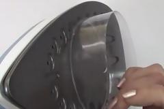 Παίρνει ένα πλαστικό μπουκάλι και το λιώνει πάνω στο σίδερο! Το αποτέλεσμα; [video]