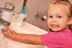 Τα παιδικά χεράκια θέλουν συχνό  και σωστό πλύσιμο [video]