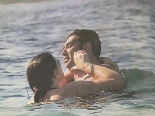 Φωτογραφία για Αυτό δεν το έχετε ξαναδεί: Η Ζωή Κωνσταντοπούλου αλλιώς - Απολαμβάνει τη θάλασσα και τα... χάδια του συζύγου της...