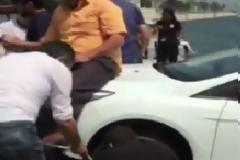 Κάθισαν πάνω στο αυτοκίνητο για να μην πέσει στα νερά του Βοσπόρου [photos]