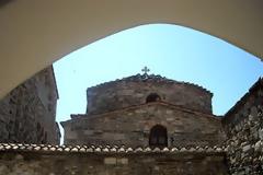 ΠΑΝΑΓΙΑ ΕΚΑΤΟΝΤΑΠΥΛΙΑΝΗ: Τι λέει η παράδοση για τις 99 Πύλες και την 1 που παραμένει αόρατη...