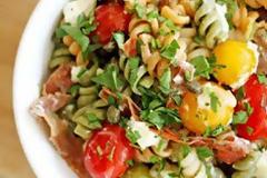 Μακαρονοσαλάτα με ντοματίνια, προσούτο και κατσικίσιο τυρί