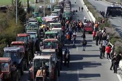 Στους δρόμους οι αγρότες στο Αίγιο για τα «σκληρά» μέτρα του νέου μνημονίου