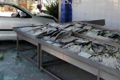 ΤΩΡΑ: Αυτοκίνητο μπήκε μέσα σε ιχθυοπωλείο στη Σούδα Χανίων [photo]