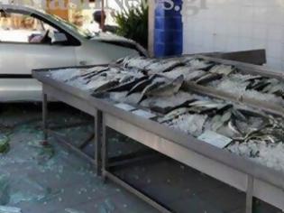 Φωτογραφία για ΤΩΡΑ: Αυτοκίνητο μπήκε μέσα σε ιχθυοπωλείο στη Σούδα Χανίων [photo]