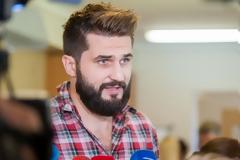 ΕΡΙΞΕ... ΜΑΥΡΗ ΠΕΤΡΑ ΠΙΣΩ ΤΟΥ Ο ΚΛΕΪΖΑ!