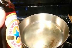 Τι συμβαίνει όταν ρίξεις μπύρα σε ζεματιστό τηγάνι; Απλά μαγικό... [video]