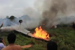 Ανατριχιαστικό σκηνικό: Πέντε νεκροί από σύγκρουση αεροσκαφών στον αέρα - Διασκορπίστηκαν μέλη πτωμάτων