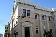 Πάτρα: Κυκλοφορούσε γυμνός έξω από τα Δικαστήρια!