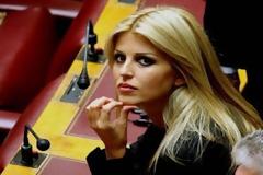 Απανωτά εγκεφαλικά! Η Έλενα Ράπτη με σορτς που καλύπτει όσα πρέπει... [photo]