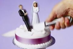 Σκάει διαζύγιο 