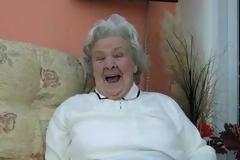 ΑΠΙΣΤΕΥΤΗ γιαγιά κάνει την καλύτερη φάρσα σε ενοχλητικό πωλητή!