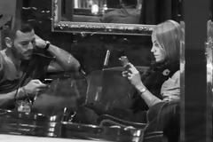 Μήπως τελικά αυτός είναι ο λόγος που νιώθουμε μόνοι; Αν μπορείτε να αποχωριστείτε το κινητό σας, αυτές οι εικόνες θα σας πείσουν [photos]