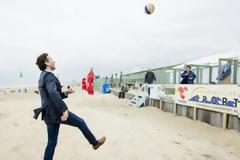 Δείτε τον Ντάισελμπλουμ να παίζει μπάλα στην άμμο – Κάνει γκελάκια με το κουστούμι [photos]