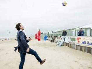 Φωτογραφία για Δείτε τον Ντάισελμπλουμ να παίζει μπάλα στην άμμο – Κάνει γκελάκια με το κουστούμι [photos]