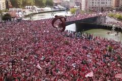 ΑΠΙΣΤΕΥΤΗ ΥΠΟΔΟΧΗ ΣΤΟΝ ΒΑΛΒΕΡΔΕ ΚΑΙ ΤΟΥΣ ΠΑΙΚΤΕΣ ΤΟΥ! (PHOTOS & VIDEO)