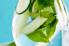 Πως να φτιάξετε σπίτι το super water που πίνουν οι επώνυμoι