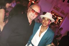 O Xάμιλτον ποζάρει με δύο είδωλά του