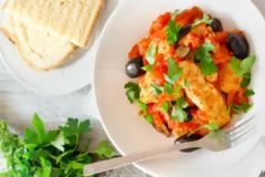 Η συνταγή της ημέρας: Κοτόπουλο με ντομάτες και ελιές