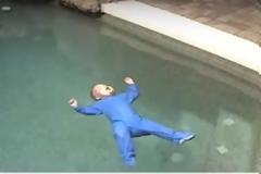 ΑΠΙΣΤΕΥΤΟ: Ενα μωρό πέφτει σε μία πισίνα γεμάτη νερό - Αυτό που συμβαίνει στη συνεχεία ΔΕΙΤΕ το, υπάρχει λόγος [video]
