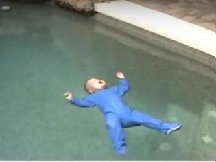 Φωτογραφία για ΑΠΙΣΤΕΥΤΟ: Ενα μωρό πέφτει σε μία πισίνα γεμάτη νερό - Αυτό που συμβαίνει στη συνεχεία ΔΕΙΤΕ το, υπάρχει λόγος [video]