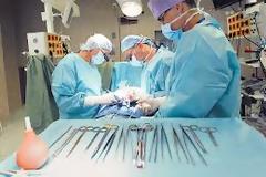 Γιατί στα χειρουργεία οι γιατροί φοράνε πράσινες φόρμες;