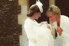 H πριγκίπισσα Νταϊάνα στη βάφτιση της εγγονής, της πριγκίπισσας Σαρλότ!