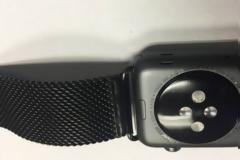 Η Apple αντικαθιστά τα Apple Watch που ξεθωριάζουν τα γράμματα τους στην πίσω πλευρά