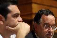 Την ώρα της κυβερνητικής συνεδρίασης, εμφανίστηκε στη Βουλή ο 