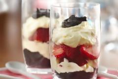 Η συνταγή της ημέρας: Γλυκό με σαντιγί, μπισκότο και φράουλες