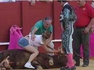 Φωτογραφία για Αγκάλιασε τραυματισμένο ταύρο στην αρένα ακτιβίστρια λίγο πριν τον σκοτώσουν... [video]