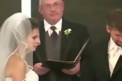 Παρακολουθούσαν το μυστήριο μέχρι που η νύφη τους έκανε άνω - κάτω... [video]