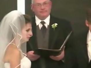 Φωτογραφία για Παρακολουθούσαν το μυστήριο μέχρι που η νύφη τους έκανε άνω - κάτω... [video]