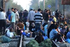 Με δακρυγόνα απωθούν τους μετανάστες οι αρχές των Σκοπίων στα σύνορα