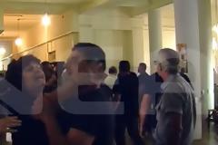 Η οργή από την πλευρά των συγγενών: Προπηλάκισαν τους δολοφόνους του 71χρονου - Συγκλονιστικές εικόνες... [video]