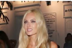 Η Τζούλια Νόβα δίνει χαρά στους άντρες - Δείτε και θα καταλάβετε...