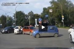 Γυναίκα οδηγός κάνει άσεμνη χειρονομία και παίρνει... αυτό που της αξίζει! Θα αρχίσετε τα χειροκροτήματα