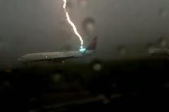 Βίντεο - ΣΟΚ: Η στιγμή που κεραυνός χτυπάει αεροπλάνο με 111 επιβάτες...