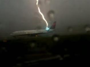Φωτογραφία για Βίντεο - ΣΟΚ: Η στιγμή που κεραυνός χτυπάει αεροπλάνο με 111 επιβάτες...